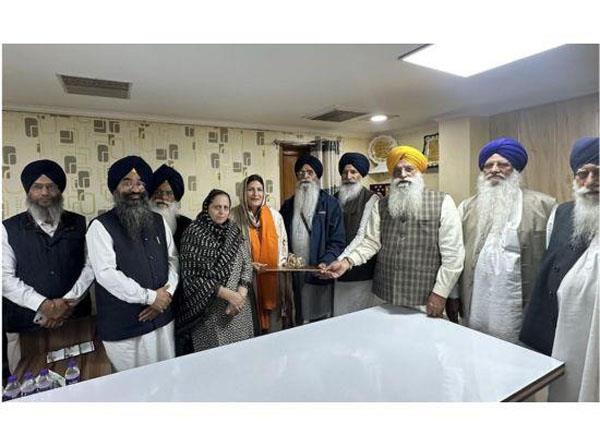 uk mp bibi preet kaur gill pays obeisance at sachkhand sri harmandir sahib