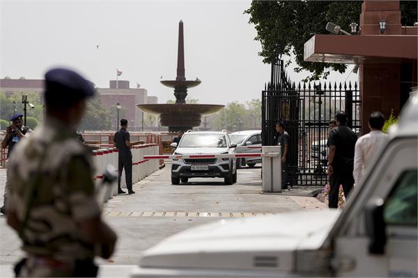 boom barrier  security alarm  parliament  entrance