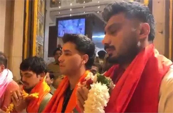 akshar ishaan abhishek paid obeisance at siddhivinayak temple