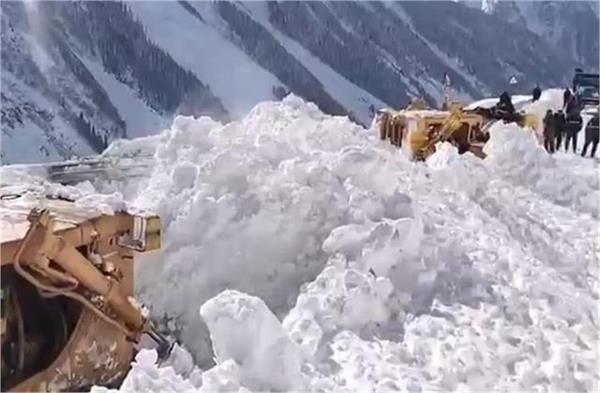 situation critical due to heavy snowfall in kashmir