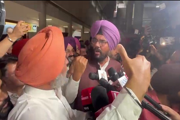 ਵਿਧਾਨ ਸਭਾ ਬਾਹਰ ਕਾਂਗਰਸ ਤੇ ਆਪ ਵਿਧਾਇਕਾਂ ''ਚ ਤਿੱਖੀ ਬਹਿਸ, ਭਖਿਆ ਮਾਹੌਲ (ਵੀਡੀਓ)