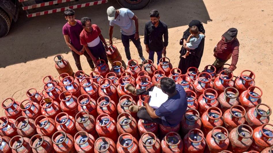 LPG ਦੀ ਕੋਈ ਕਮੀ ਨਹੀਂ, 4 ਲੱਖ ਤੋਂ ਵੱਧ ਸਿਲੰਡਰ ਸਟਾਕ ''ਚ ਮੌਜੂਦ; ਗੁਜਰਾਤ ਸਰਕਾਰ ਦਾ ਦਾਅਵਾ