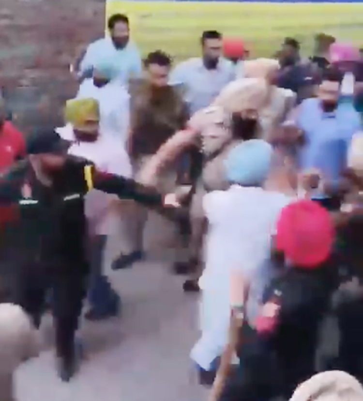 ਬਾਘਾ ਪੁਰਾਣਾ ਬਲਾਕ ਸੰਮਤੀ ਚੋਣ ਬਣੀ ਜੰਗ, ਪੁਲਸ ਨੇ ਮਸਾਂ ਬਚਾਇਆ ''ਆਪ'' ਵਿਧਾਇਕ ਸੁਖਾਨੰਦ