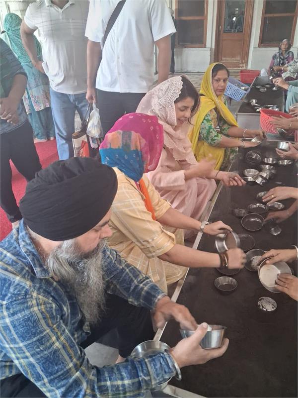 priyanka chopra paid obeisance at sri darbar sahib