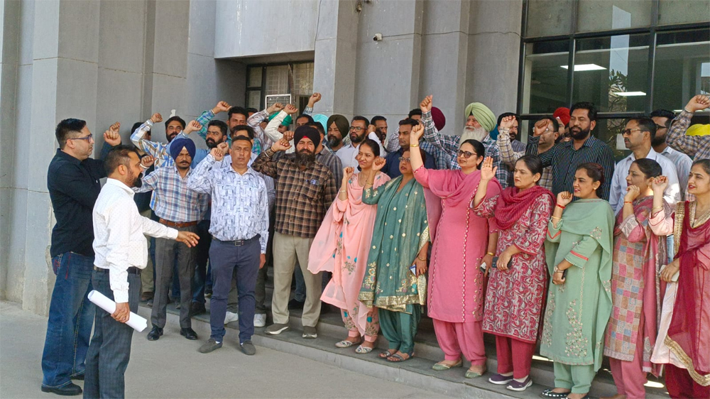 ਪੀ.ਐੱਸ.ਐੱਮ.ਐੱਸ.ਯੂ. ਦੇ ਸੱਦੇ ''ਤੇ ਪੰਜਾਬ ਸਰਕਾਰ ਦੇ ਅਧੂਰੇ ਨੋਟੀਫਿਕੇਸ਼ਨਾਂ ਦੀਆਂ ਕਾਪੀਆਂ ਸਾੜ ਕੇ ਪ੍ਰਦਰਸ਼ਨ