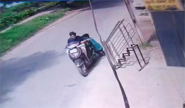 snatcher  robbery under the pretext of making a phone call in jalandhar