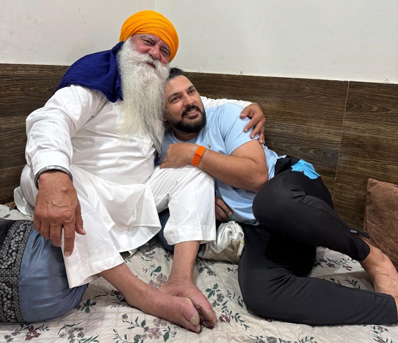 ਯੋਗਰਾਜ ਸਿੰਘ ਦੇ ਜਨਮ ਦਿਨ 'ਤੇ ਮਿਲਣ ਪੁੱਜਾ ਪੁੱਤ ਯੁਵਰਾਜ ,ਕੇਕ ਕੱਟ ਸਾਂਝੀਆਂ ਕੀਤੀਆਂ ਖੁਸ਼ੀਆਂ (ਤਸਵੀਰਾਂ)