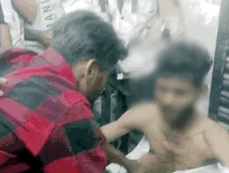 ਛੋਟੇ ਬੱਚੇ ਨਾਲ ਲੁੱਟ! ਗਲੇ ''ਚੋਂ ਸੋਨੇ ਦੀ ਚੇਨ ਖੋਹ ਕੇ ਭੱਜ ਰਹੇ ਨਸ਼ੇੜੀਆਂ ਦੀ ਲੋਕਾਂ ਨੇ ਕੀਤੀ ਛਿੱਤਰ-ਪਰੇਡ