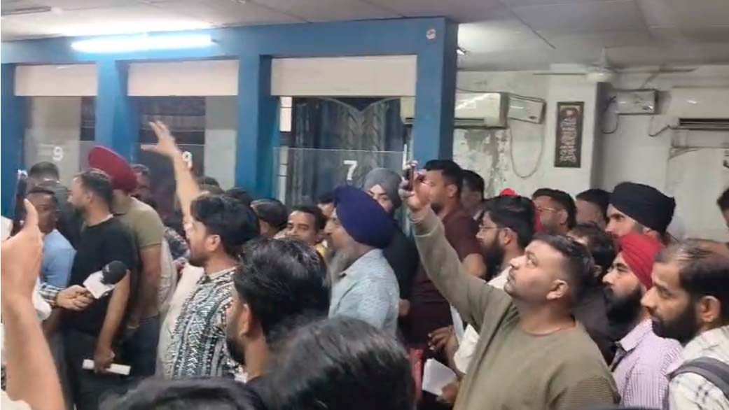 ਜਲੰਧਰ ਦੇ RTO ਦਫ਼ਤਰ ''ਚ ਭਾਰੀ ਹੰਗਾਮਾ, ਲੋਕਾਂ ਨੇ ਜੰਮ ਕੇ ਕੀਤੀ ਨਾਅਰੇਬਾਜ਼ੀ