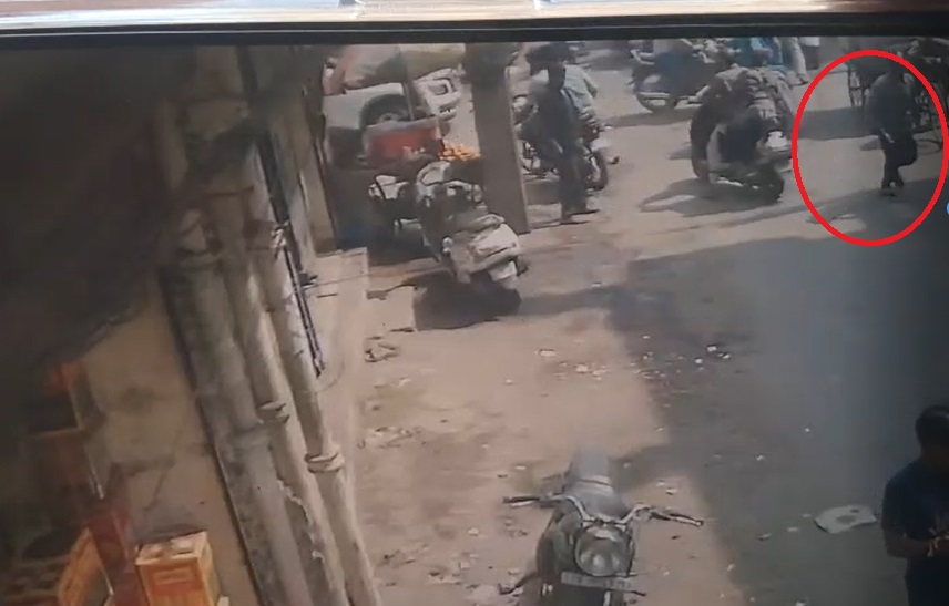 ਬਜ਼ੁਰਗ ਮਹਿਲਾ ਦੇ ਕੰਨਾਂ ''ਚੋਂ ਖਿੱਚ ਕੇ ਲੈ ਗਏ ਸੋਨੇ ਦੀਆਂ ਵਾਲੀਆਂ