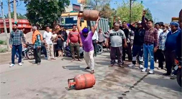 peoples protest on cylinder  gas shortage