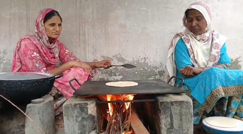 ਗੈਸ ਦੀ ਕਿੱਲਤ ਦਾ ਅਸਰ : ਸਰਕਾਰੀ ਸਕੂਲਾਂ ''ਚ ਲੱਕੜ ਦੇ ਚੁੱਲ੍ਹਿਆਂ ''ਤੇ ਬਣ ਰਿਹਾ ਮਿਡ-ਡੇ-ਮੀਲ