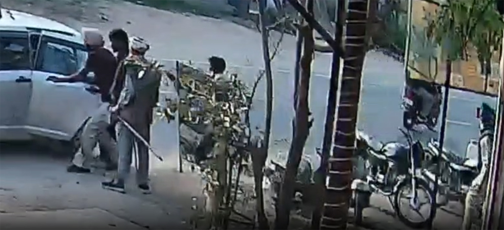 ਵਿਦੇਸ਼ੋਂ ਆਏ ਬਜ਼ੁਰਗ ਨੂੰ ਘਰ ਦੇ ਬਾਹਰੋਂ ਲੁੱਟਿਆ, CCTV ਵਿਚ ਕੈਦ ਹੋਈ ਵਾਰਦਾਤ