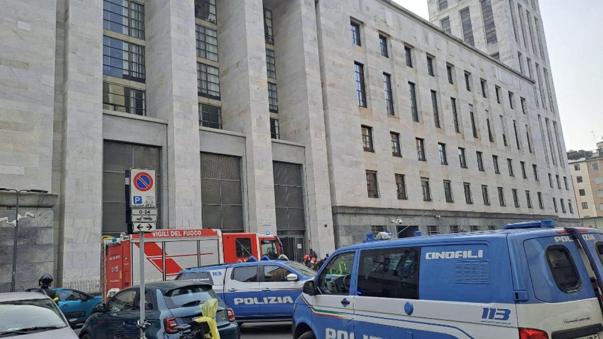 ਅਗਿਆਤ ਫੋਨ ਕਾਲਾਂ 'ਚ ਇਮਾਰਤਾਂ 'ਚ ਬੰਬ ਧਮਾਕੇ ਦੀ ਧਮਕੀ,  ਪੁਲਸ ਪ੍ਰਸ਼ਾਸ਼ਨ ਨੂੰ ਪਈਆਂ ਭਾਜੜਾਂ