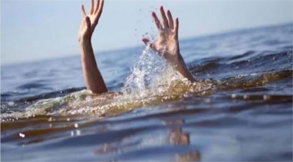 5 engineering students washed away in godavari river