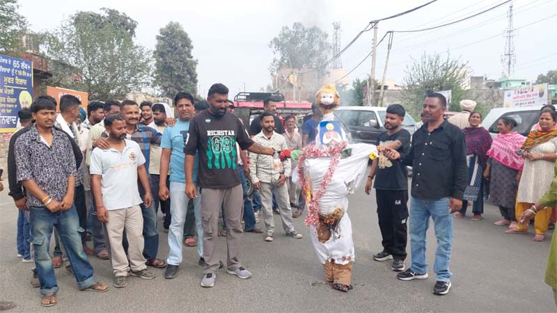 ਨਗਰ ਕੌਂਸਲ ਦੇ ਕਰਮਚਾਰੀਆਂ ਨੇ ਫੂਕਿਆ ਸੀ. ਐੱਮ. ਮਾਨ ਦਾ ਪੁਤਲਾ