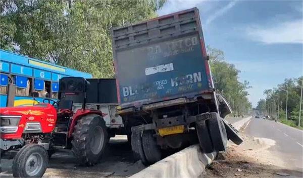 tipper crashed into divider on sultanpur lodhi talwandi chaudharyan road
