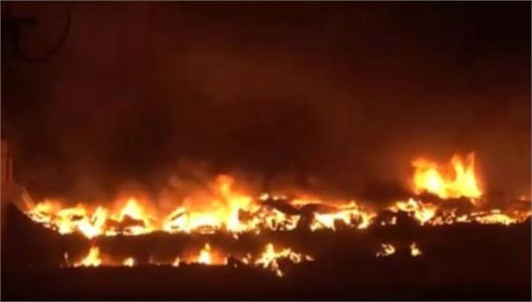 massive fire breaks out in rangpuri godown near delhi airport