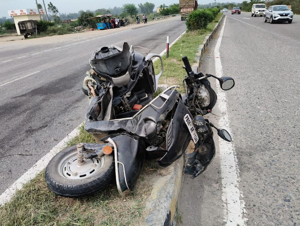 ਦੀਨਾਨਗਰ ਦੇ ਮੁਗਰਾਲਾ ਚੋਂਤਾ ਬਾਈਪਾਸ ''ਤੇ ਹੋਇਆ ਭਿਆਨਕ ਹਾਦਸਾ, 2 ਗੰਭੀਰ ਜ਼ਖ਼ਮੀ