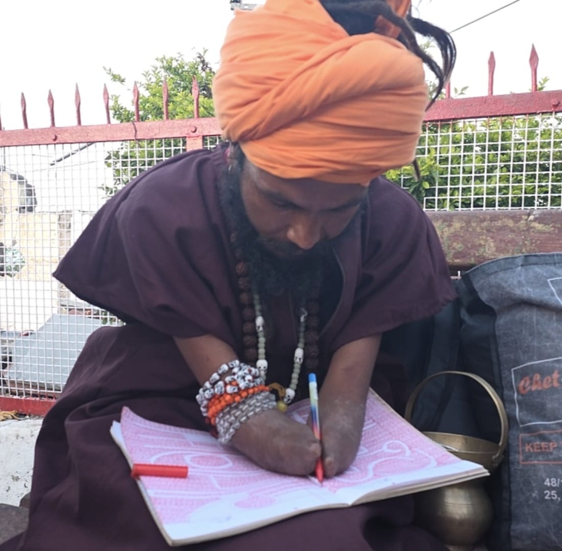 ਦੋਵੇਂ ਹੱਥ ਕੱਟੇ ਹੋਣ ਦੇ ਬਾਵਜੂਦ ਰੋਜ਼ਾਨਾ ਹਜ਼ਾਰਾਂ ਵਾਰ ਭਗਵਾਨ ਸ੍ਰੀ ਰਾਮ ਦਾ ਨਾਂ ਲਿਖਦਾ ਹੈ ਸਾਧੂ