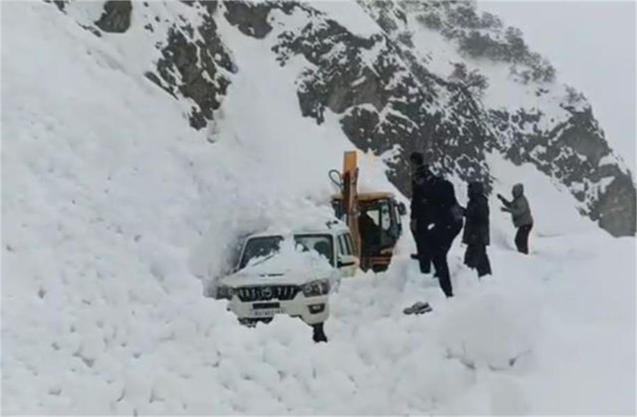 Mughal Road Alert! ਖ਼ਤਰਨਾਕ ਹੋਇਆ ਸਫ਼ਰ, ਬਰਫ਼ਬਾਰੀ ''ਚ ਫਸੀਆਂ ਗੱਡੀਆਂ, ਐਡਵਾਈਜ਼ਰੀ ਜਾਰੀ