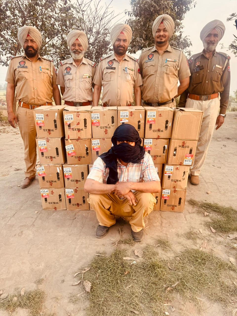 25 ਪੇਟੀਆਂ ਨਾਜਾਇਜ਼ ਸ਼ਰਾਬ ਸਮੇਤ ਕਾਰ ਚਾਲਕ ਕਾਬੂ