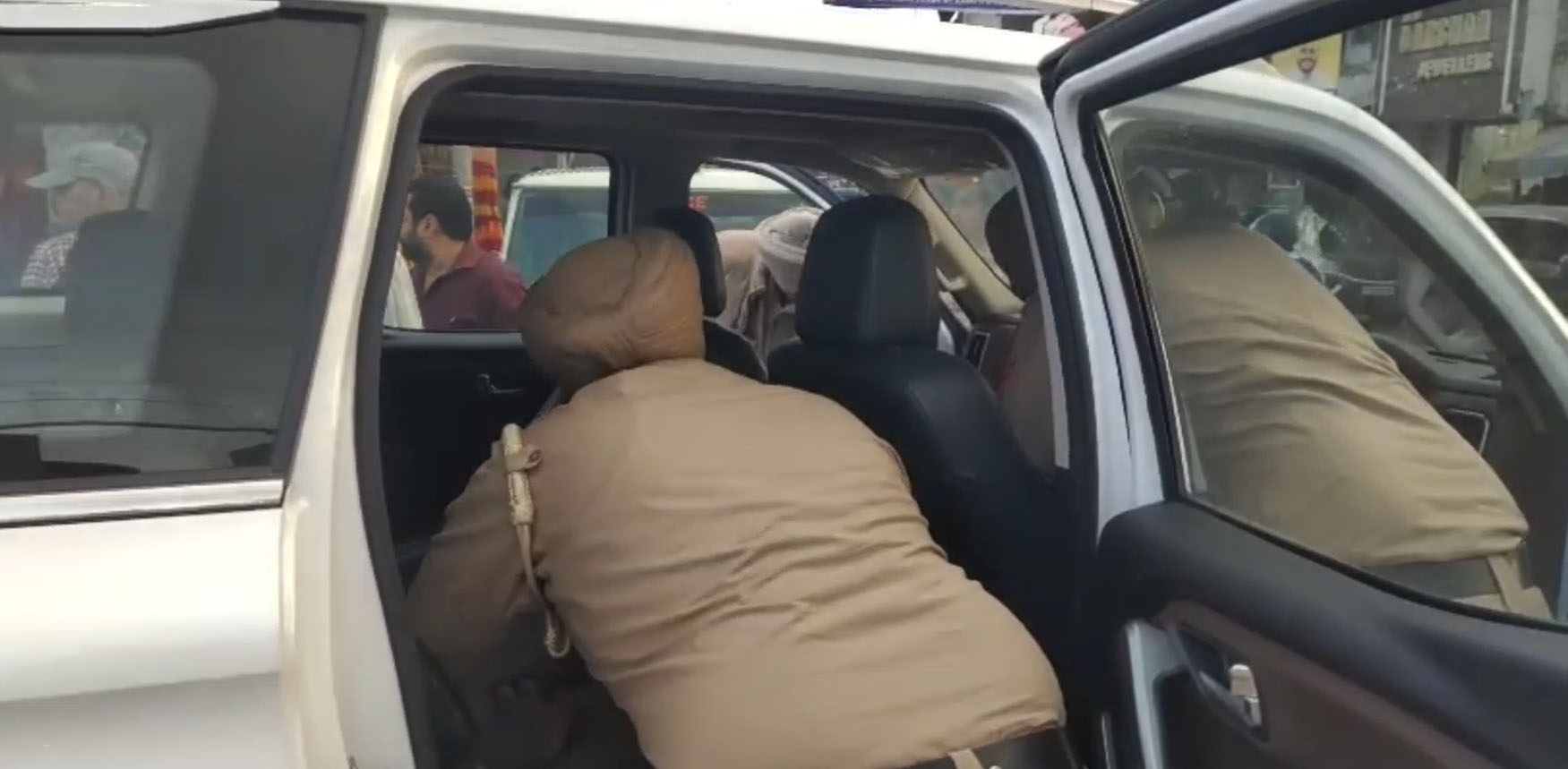 ਨਾਕਾਬੰਦੀ ਦੌਰਾਨ ਪੁਲਸ ਨੇ ਬਰਾਮਦ ਕੀਤੀ 50 ਲੱਖ ਰੁਪਏ ਦੀ ਨਗਦੀ, ਜਾਂਚ ਜਾਰੀ