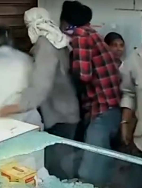 Punjab: ਦੁਕਾਨ ਲੁੱਟਣ ਆਏ ਲੁਟੇਰਿਆਂ ਨੂੰ ਬਾਹਰੋਂ ਲਾ 'ਤਾ ਸ਼ਟਰ! ਫਿਰ ਕਹਿੰਦੇ- ਭਾਜੀ ਸ਼ਟਰ ਚੁਕਵਾ ਦਿਓ, ਘਰ ਵੀ...