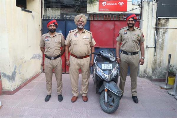 two people arrested for stealing mobile phones