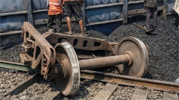 6 coaches of a freight train loaded with coal derailed