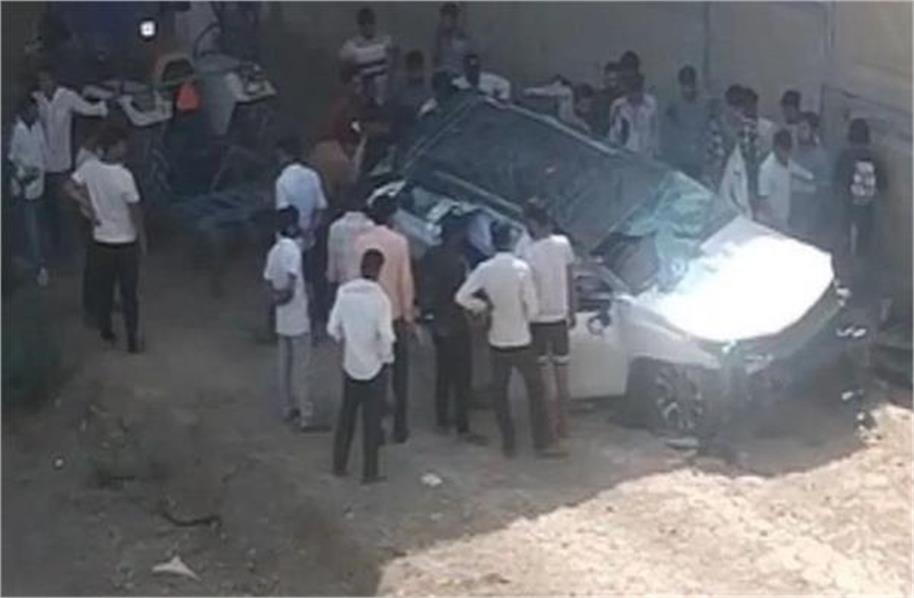 30 ਫੁੱਟ ਡੂੰਘੀ ਖੱਡ ''ਚ ਡਿੱਗੀ SUV, 3 ਦੋਸਤਾਂ ਦੀ ਮੌਤ; ਦਿੱਲੀ-ਮੁੰਬਈ ਐਕਸਪ੍ਰੈਸਵੇਅ ''ਤੇ ਪਿਆ ਚੀਕ-ਚਿਹਾੜਾ