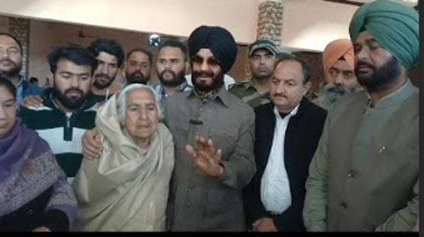 maninderjit singh bitta reached the house of martyred ashok kumar