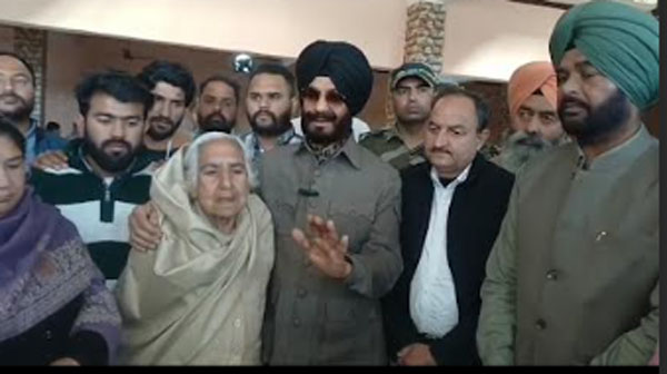 ਅੱਤਵਾਦ ਵਿਰੋਧੀ ਫਰੰਟ ਦੇ ਸੂਬਾ ਪ੍ਰਧਾਨ ਮਨਿੰਦਰਜੀਤ ਸਿੰਘ ਬਿੱਟਾ ਸ਼ਹੀਦ ਹੋਏ ਅਸ਼ੋਕ ਕੁਮਾਰ ਦੇ ਘਰ ਪੁੱਜੇ