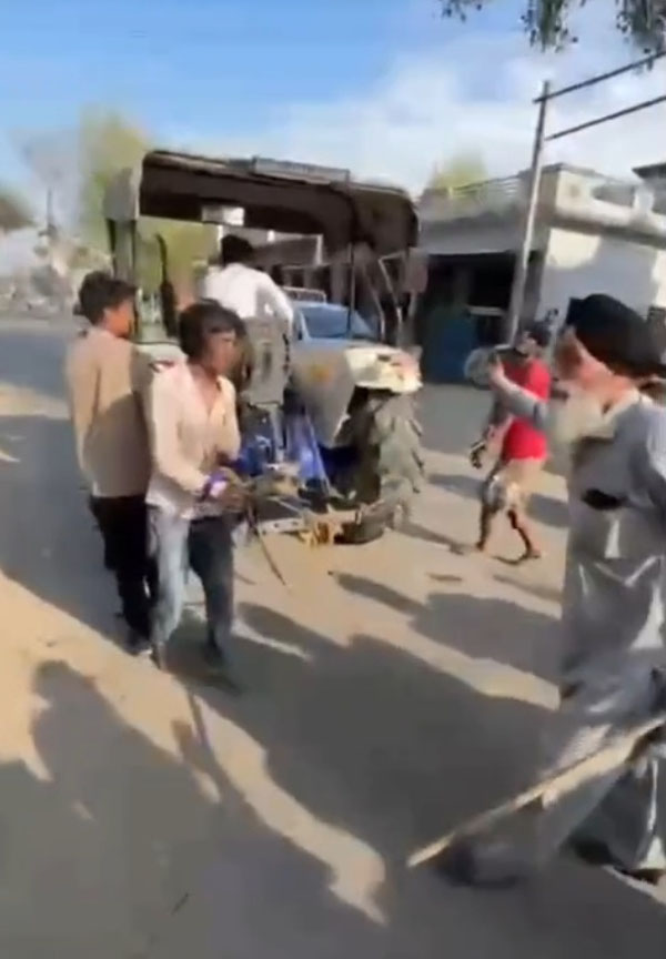 ਪੰਜਾਬ: ਪਿੰਡ ਵਾਲਿਆਂ ਨੇ ਫੜ੍ਹ ਲਏ ਲੁਟੇਰੇ, ਪਹਿਲਾਂ ਕੀਤੀ ਛਿੱਤਰ ਪ੍ਰੇਡ, ਫਿਰ ਟਰੈਕਟਰ ਪਿੱਛੇ ਬੰਨ੍ਹ...