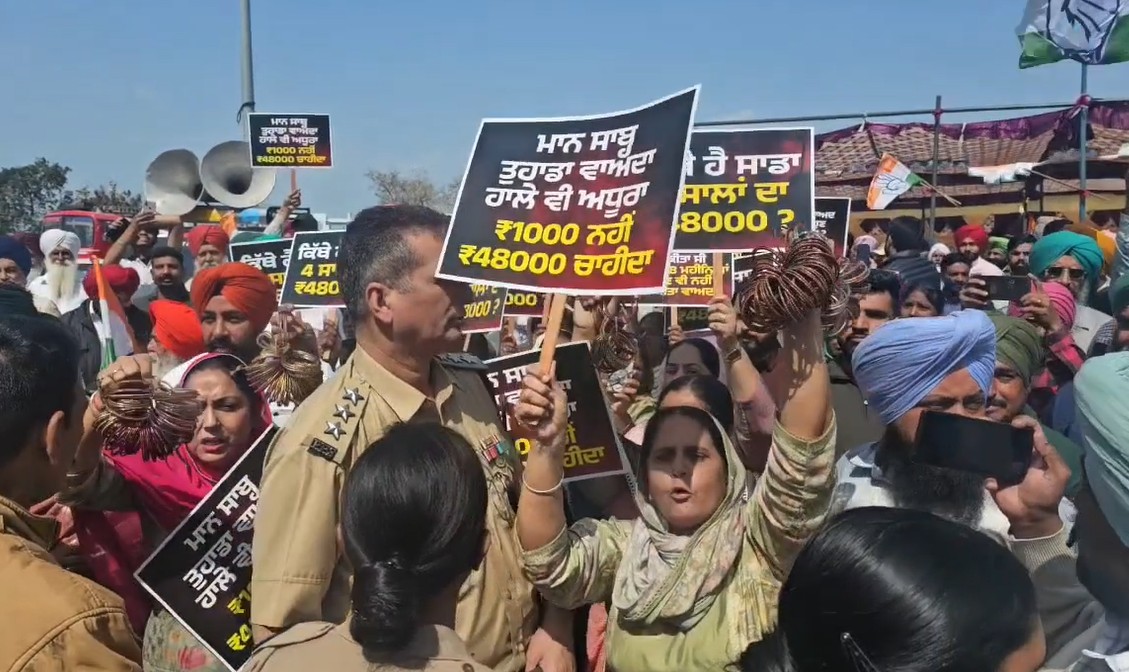 ''1000-1000 ਨਹੀਂ, 48000 ਚਾਹੀਦਾ...'' AAP ਵਿਧਾਇਕ ਦੇ ਦਫ਼ਤਰ ਅੱਗੇ ਪ੍ਰਦਰਸ਼ਨ ਦੌਰਾਨ ਭੱਖ ਗਿਆ ਮਾਹੌਲ