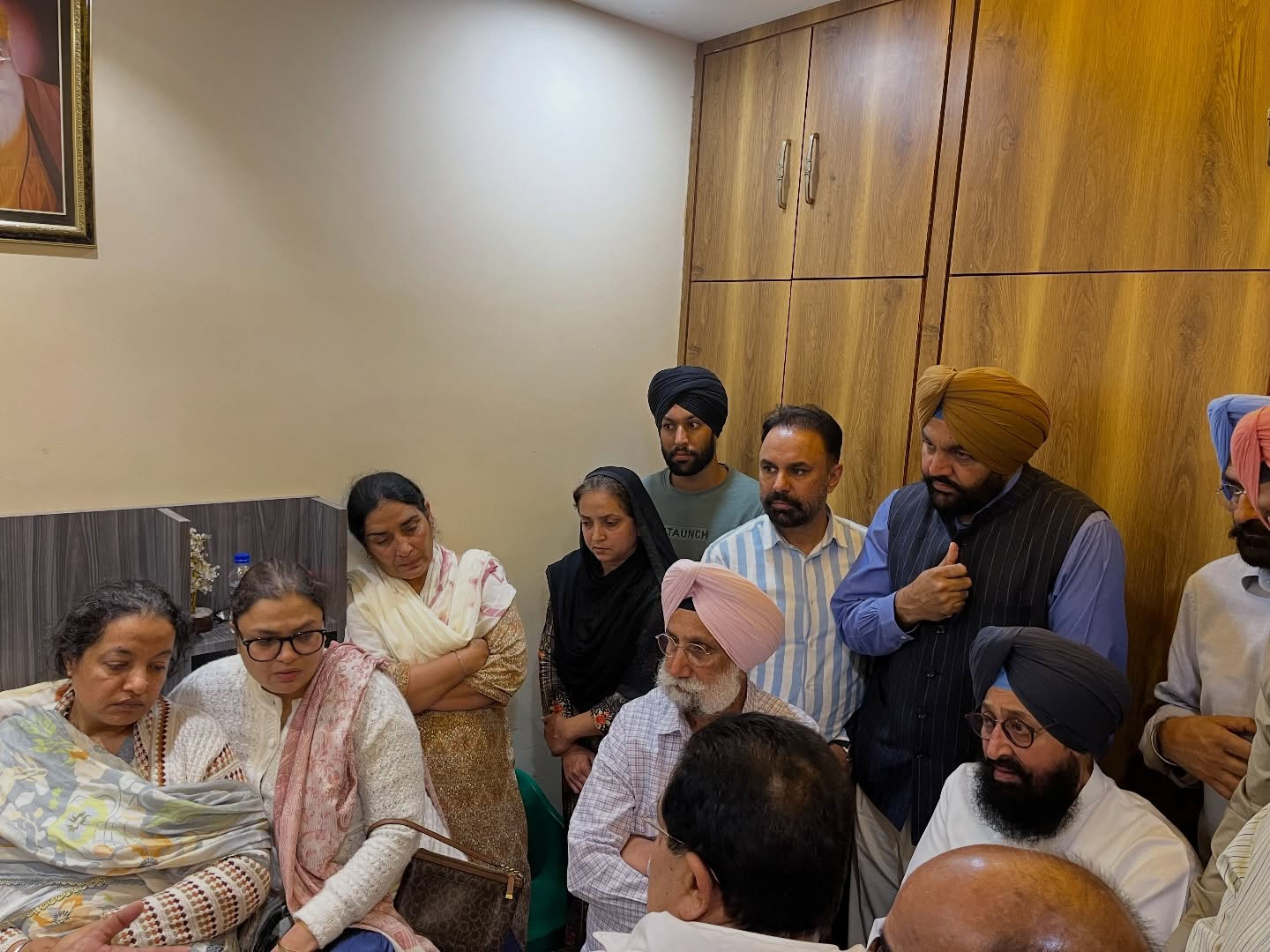 ਪ੍ਰਤਾਪ ਸਿੰਘ ਬਾਜਵਾ ਨੇ ਗਗਨ ਰੰਧਾਵਾ ਦੇ ਪਰਿਵਾਰ ਨਾਲ ਕੀਤਾ ਦੁੱਖ ਸਾਂਝਾ; ਭੁੱਲਰ ਵਿਰੁੱਧ ਕਾਰਵਾਈ ਦੀ ਕੀਤੀ ਮੰਗ