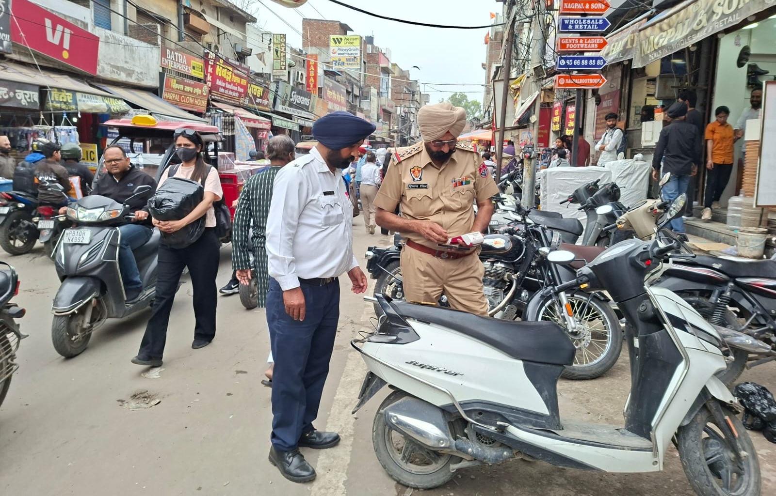 ਆਖ਼ਿਰ ਹਰਕਤ ''ਚ ਆਈ ਟ੍ਰੈਫ਼ਿਕ ਪੁਲਸ, ਪ੍ਰਤਾਪ ਬਾਜ਼ਾਰ ''ਚ ਕੀਤੀ ਕਾਰਵਾਈ