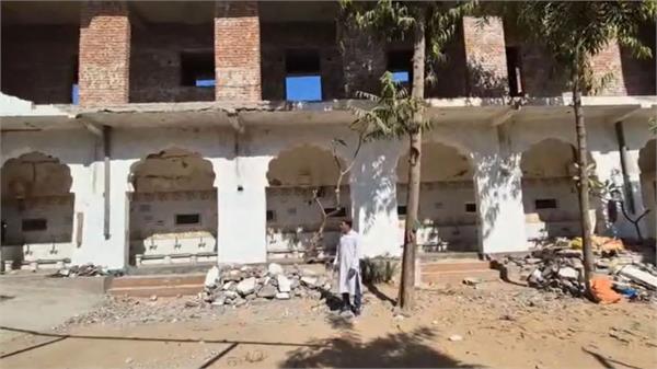 the wall of the mosque collapsed during prayers 