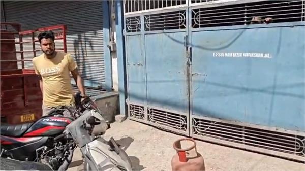 jalandhar  lpg gas agency closes gates after seeing crowd