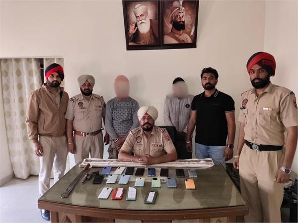 2 arrested with 19 stolen mobile phones and country made pistols