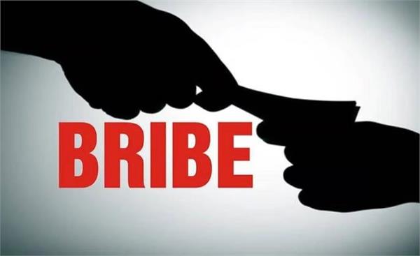 junior engineer caught red handed while taking bribe of rs 14 000