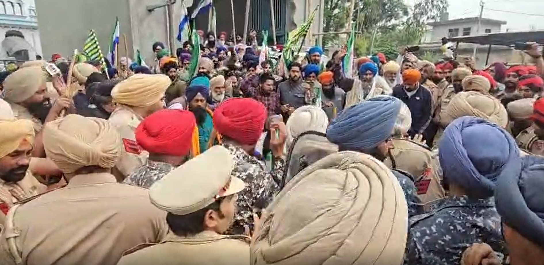 ਪੁਲਸ ਨੇ CM ਨੂੰ ਸਵਾਲ ਪੁੱਛਣ ਜਾ ਰਹੇ ਕਿਸਾਨ ਗੁਰਦੁਆਰਾ ਸਾਹਿਬ 'ਚ ਡੱਕੇ, ਮੋਗਾ ਦੇ ਲੋਹਗੜ੍ਹ 'ਚ ਤਣਾਅ