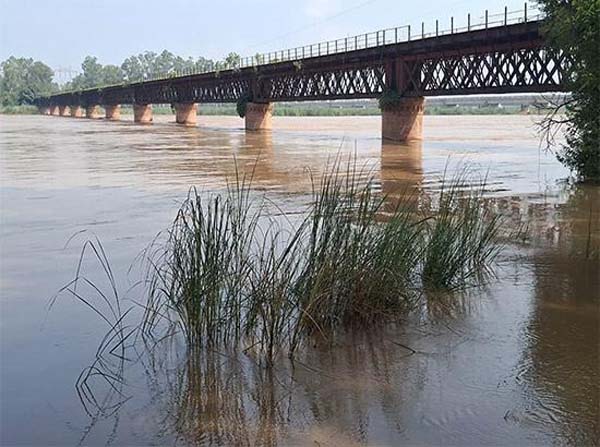 ਪੰਜਾਬੀਆਂ ਲਈ ਖ਼ਤਰੇ ਦੀ ਘੰਟੀ! ਬਿਆਸ ਦਰਿਆ ''ਚ..., BBMB ਨੇ ਜਾਰੀ ਕੀਤੀ ਵੱਡੀ ਚਿਤਾਵਨੀ