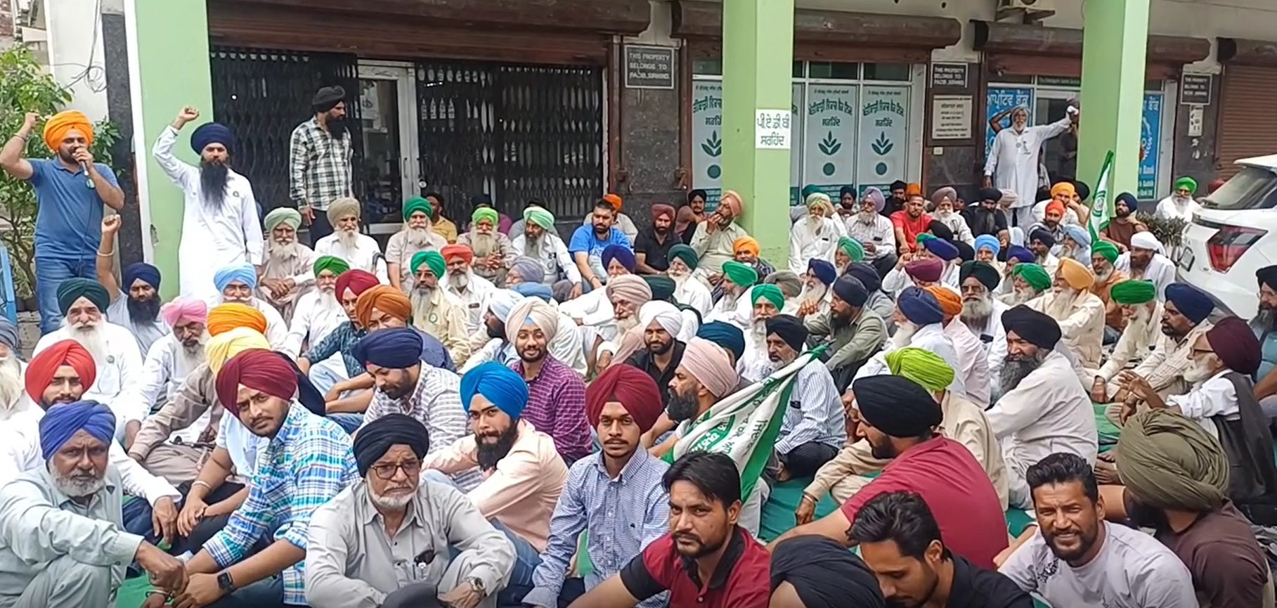 ਫਤਹਿਗੜ੍ਹ ਸਾਹਿਬ: ਸਕੇ ਭਰਾਵਾਂ ਵੱਲੋਂ ਖੁਦਕੁਸ਼ੀ ਮਗਰੋਂ ਲੈਂਡ ਮਾਰਗੇਜ ਬੈਂਕ ਅੱਗੇ ਕਿਸਾਨਾਂ ਦਾ ਰੋਸ ਪ੍ਰਦਰਸ਼ਨ