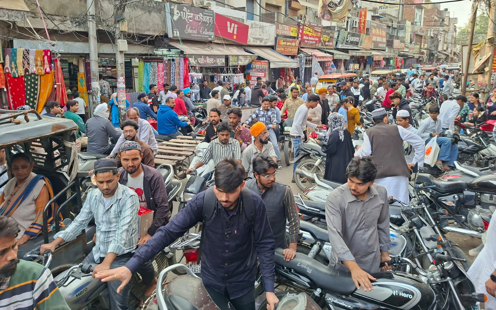 ਪ੍ਰਤਾਪ ਬਾਜ਼ਾਰ 'ਚ 'ਨੋ ਪਾਰਕਿੰਗ' ਦੇ ਬੋਰਡ ਸਿਰਫ਼ ਦਿਖਾਵਾ! ਦੁਕਾਨਦਾਰਾਂ ਦੀ ਮਨਮਾਨੀ ਕਾਰਨ ਲੱਗ ਰਿਹਾ ਟ੍ਰੈਫਿਕ ਜਾਮ