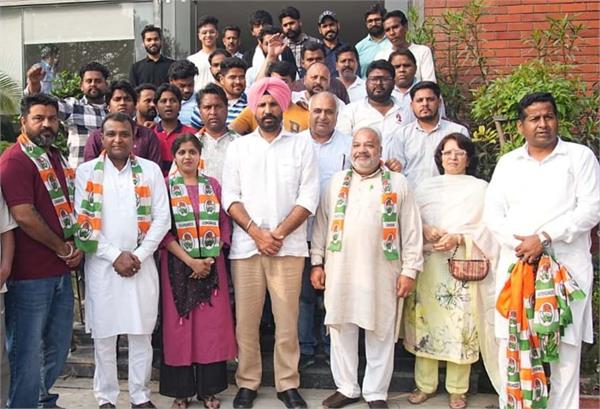 dozens of leaders  including former deputy mayor  join congress