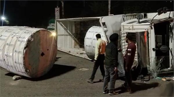 truck loaded with reels overturns at maqsudan chowk