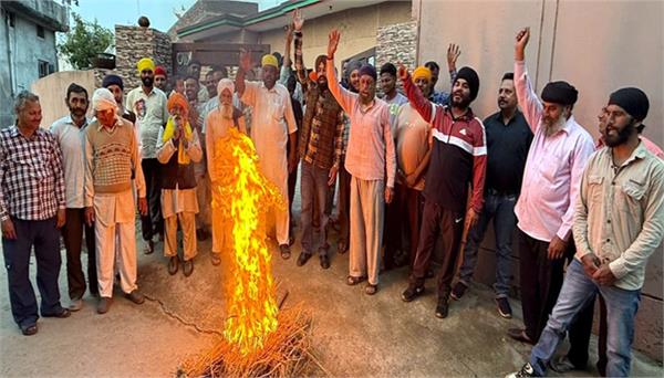 congress party burns effigy in protest against mann government