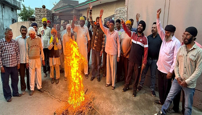 ਮਾਨ ਸਰਕਾਰ ਦੀ ਪੰਜਾਬ ਕੇਸਰੀ ਖਿਲਾਫ਼ ਧੱਕੇਸ਼ਾਹੀ ਦੇ ਵਿਰੋਧ ’ਚ ਕਾਂਗਰਸ ਪਾਰਟੀ ਨੇ ਫੂਕਿਆ ਪੁੱਤਲਾ