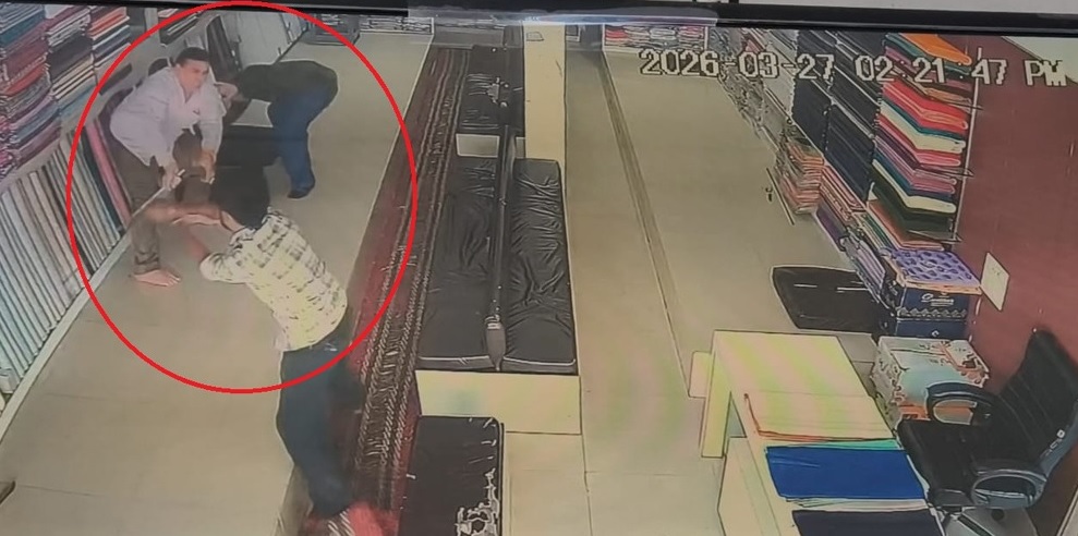 ਕੱਪੜਾ ਉਧਾਰ ਨਾ ਦੇਣ ''ਤੇ ਗੁੱਸੇ ’ਚ ਆਏ ਨੌਜਵਾਨਾਂ ਵੱਲੋਂ ਦੁਕਾਨਦਾਰ ’ਤੇ ਹਮਲਾ